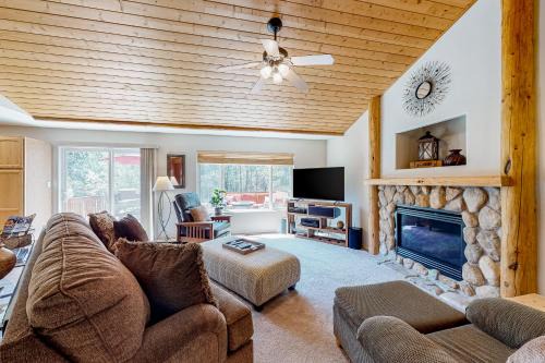 Three Rivers House | Bachelor Sunshine Retreat