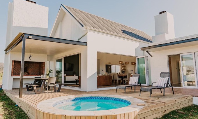 Robertson Apartment | Back 9 Guest House