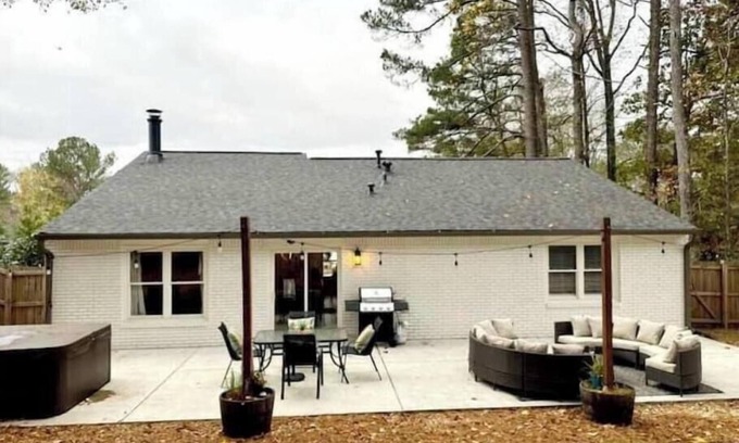 Peachtree City House | Backyard Oasis by Lake Peachtreenn
