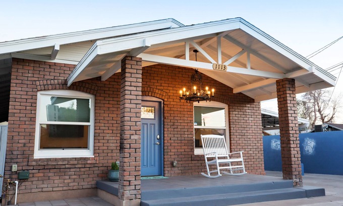 Garfield House | Bad Ass Bicycle Bungalow - Historic Downtown Phoenix Home - 7 mins to Airport