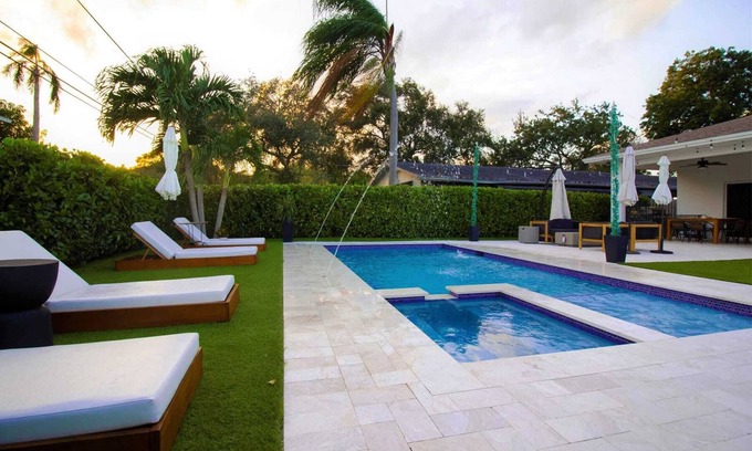 Dania Beach House | BaeCation Dania! Near Fort Lauderdale Airport, beach & casino!npool & jacuzzi!