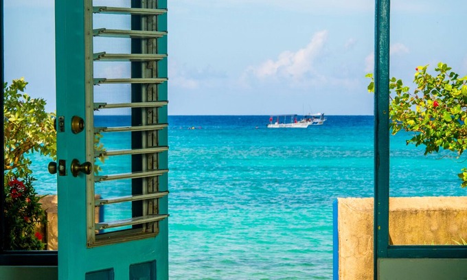 Runaway Bay Cottage | Bahia - charming seaside cottage, wooden loft and shutters, garden, staff
