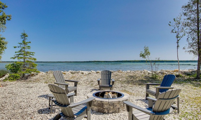 North Bay Cottage | Baileys Harbor Waterfront Vacation Rental w/Grill
