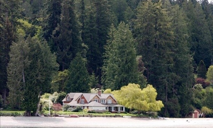 Rollingbay House | Bainbridge Island (Puget Sound):No-Bank Waterfront Sandy Beach