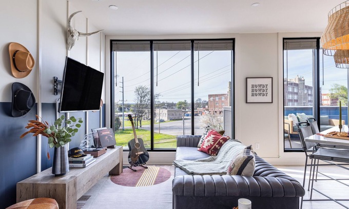 Five Points House | Balcony + 5Min to DT Nash | The Outrider 2BR Suite