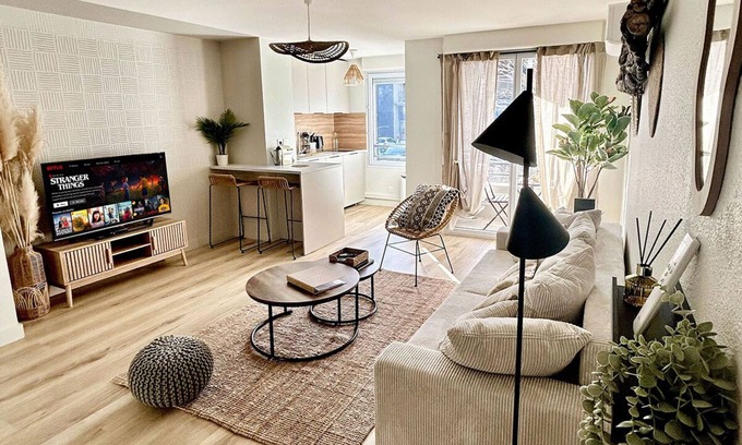L'Isle-d'Abeau Condo | Balcony ★ Free Parking ★ AC ★ Pool | Modern 1 Bdr