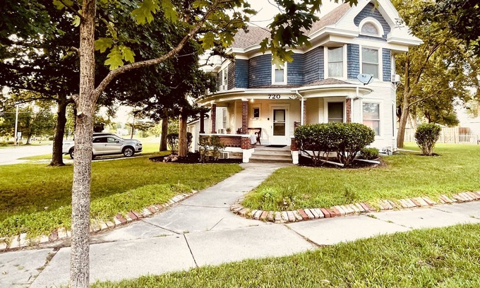 Baldwin City House | Baldwin House with the Peach Floor