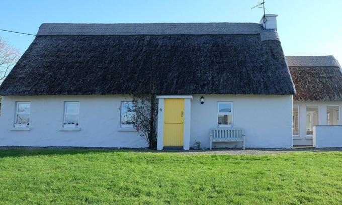 Ballyvaughan Cottage | Ballyvaughan Cottage No 6 - a bungalow that sleeps 7 guests in 3 bedrooms