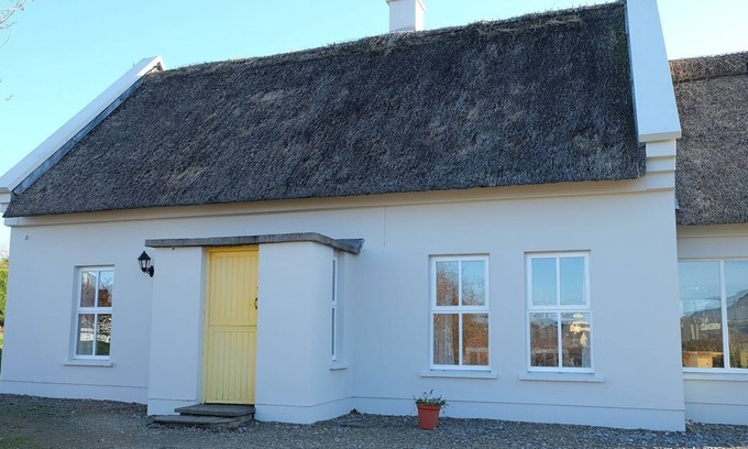 Ballyvaughan Cottage | Ballyvaughan No 15 - a bungalow that sleeps 7 guests in 3 bedrooms