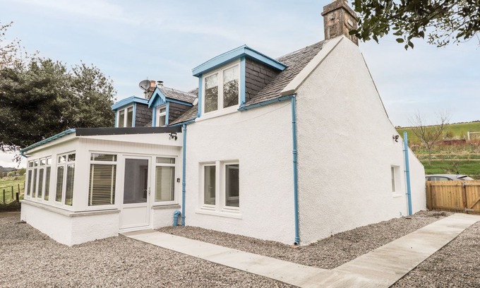 Strathpeffer Cottage | BALNAIRD FARMHOUSE, family friendly, with a garden in Strathpeffer