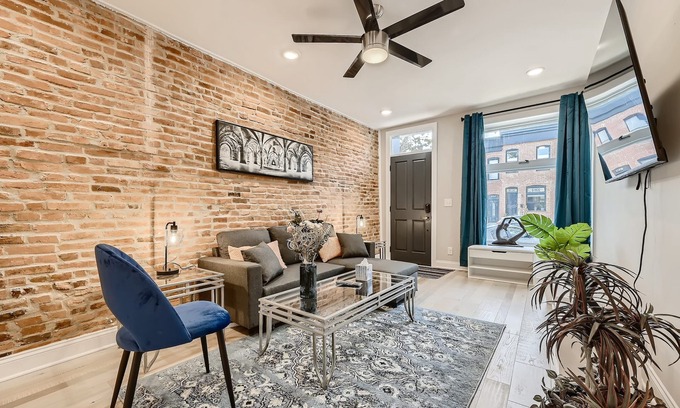 Canton House | BALTIMORE ROWHOUSE CLOSE TO WATER KING BED PARKING