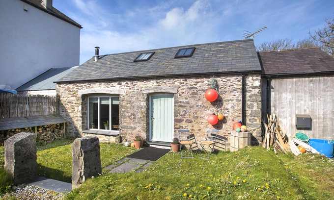 Angle House | Bangeston Barn with Log Burner, Garden, 2 mins from Surf Beaches