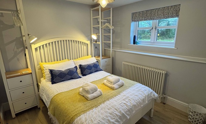 Tenby Cottage | Barafundle cottage, Wynd Hill Hideaway - walk to Coast Path, beach and pub!