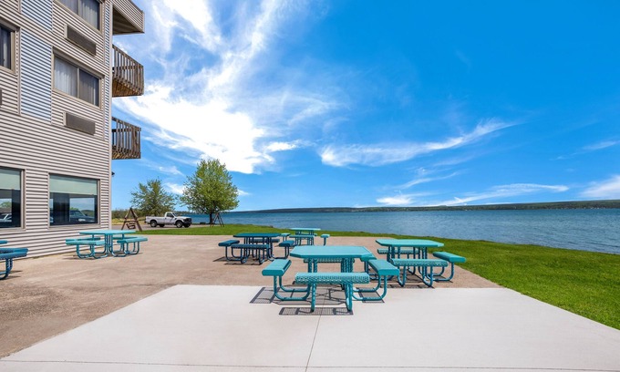Baraga Hotel | Baraga Lakeside Inn