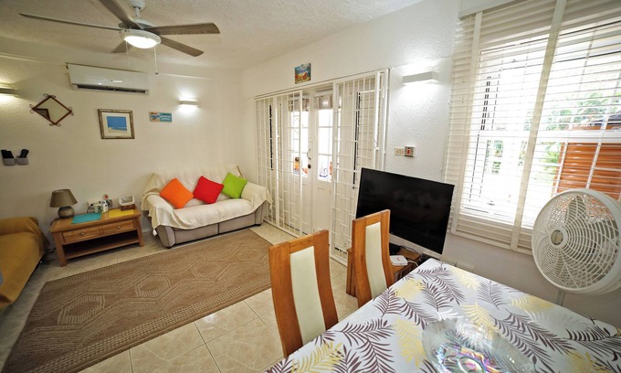 Sunset Crest Apartment | Barbados Holetown SunsetCrest 1 Bed,1 Rec,AC,TV,Wi-FI,kitchen,Beach,Tennis,Pool