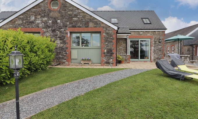 Golden Grove House | BARCUD COTTAGE, pet friendly, character holiday cottage in Llandeilo