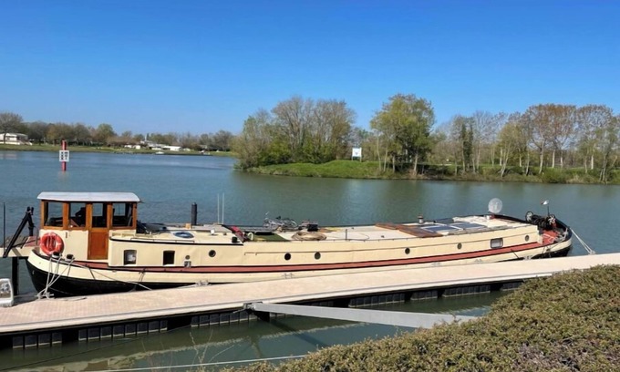 Saintes-Maries-de-la-Mer Boat Rental | Barge in Saintes-Maries-de-la-Mer on the Petit Rhône