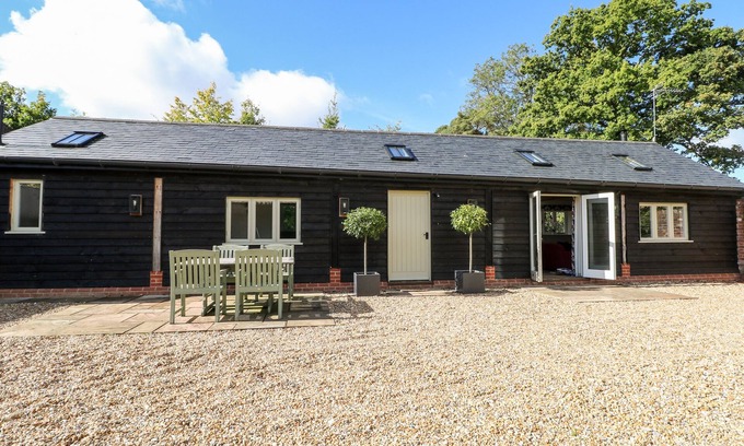 Alresford Cottage | BARLEY COTTAGE, pet friendly, character holiday cottage in Cheriton