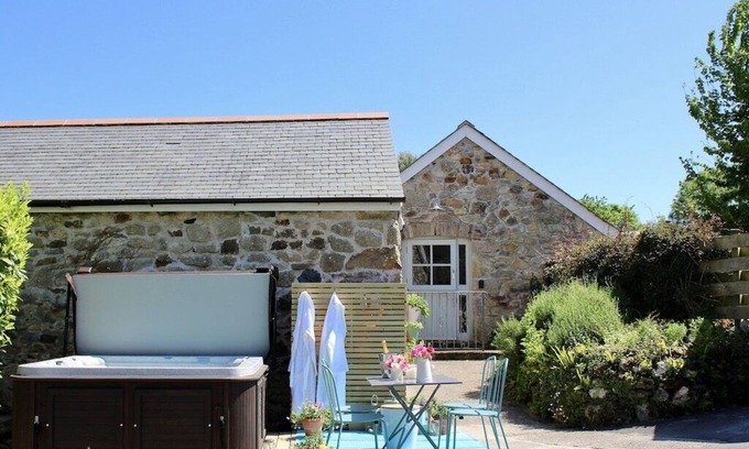 Relubbus House | Barn conversion | 2 bathrooms | Hot tub | Close to Marazion and St Ives.