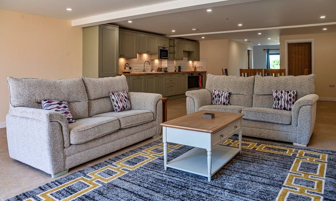 Little Rissington Cottage | Barn in Cotswolds with Hot Tub & Scenic Views