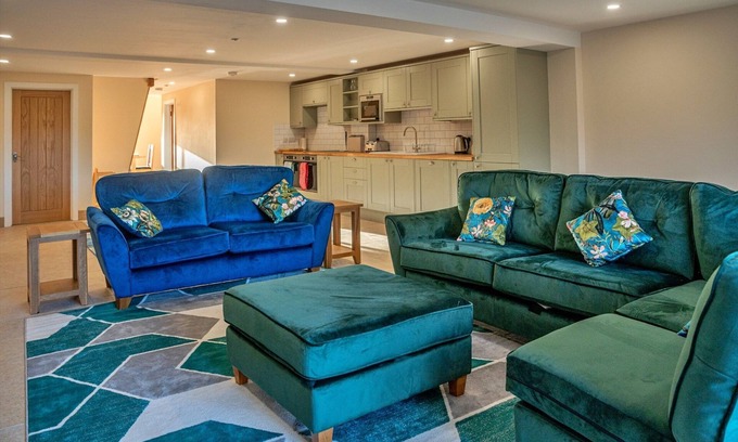 Little Rissington Cottage | Barn in Cotswolds with Hot Tub & Scenic Trails