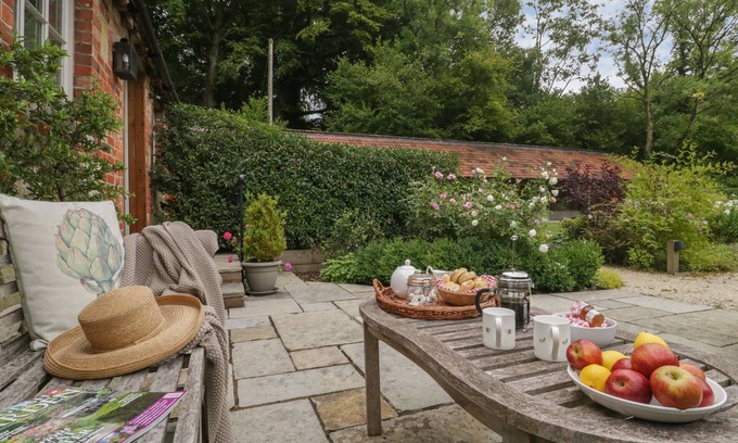 West Knoyle Cottage | BARN OWL COTTAGE, romantic, character holiday cottage in East Knoyle