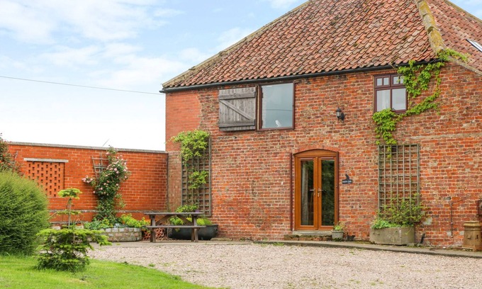 Louth Cottage | BARN OWL, pet friendly, character holiday cottage in Louth