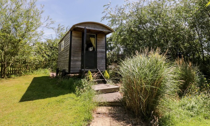 Newport Cottage | BARN OWL VIEW, pet friendly, with hot tub in Newport, Shropshire