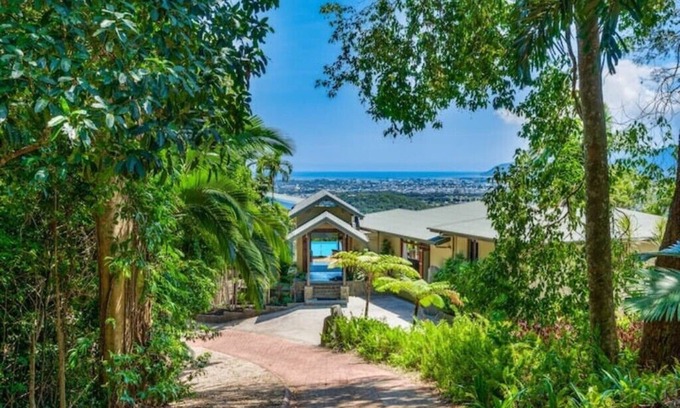 Lamb Range Villa | Barong, luxury Home overlooking Cairns. Privacy + search barongcairns.com