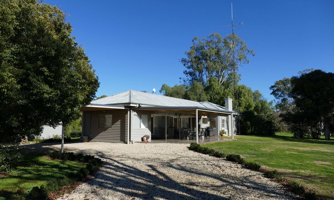 Nagambie House | Barong on the Water. Relax in the sweeping gardens on the edge of Lake.n