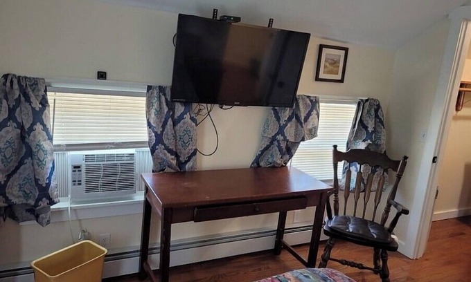 East Haven  Rutland County Apartment | Barrett Hill Rooms 1 mile from all medical accommodations in Rutland City