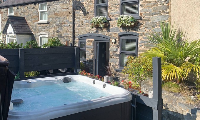 Llanfair Talhaiarn Cottage | Barrog Cottage - sleeps 2 guests in 1 bedroom