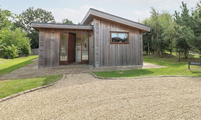 Barnsdale Cabin | BARROWDEN, pet friendly, with open fire in Exton, Rutland