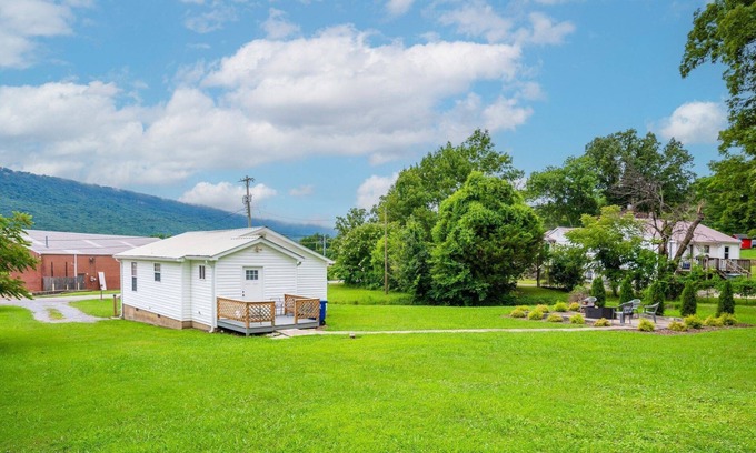 Lookout Valley Neighborhood Association House | Base of Lookout Mountain - 1 mile to The Venue - 10 minutes to Downtown hiking