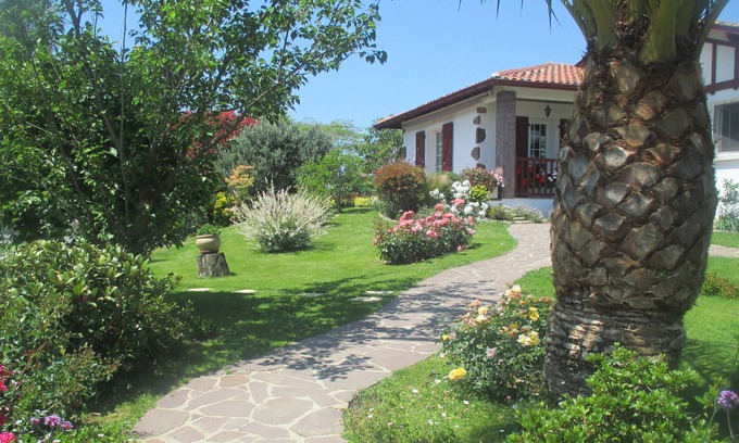 Ustaritz Apartment | Basque country between sea and mountains, quiet ground floor apartment with garden