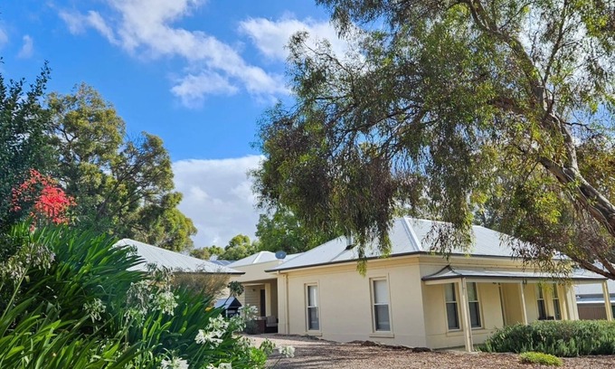 Willunga House | Bassett House Willunga - An entire spacious home on a tree lined street.