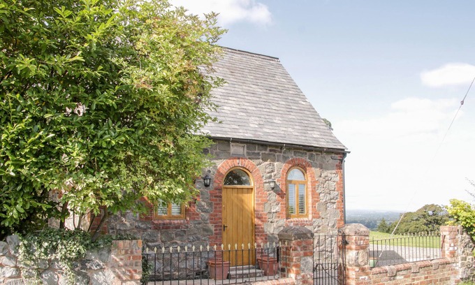 Crew Green Cottage | BAUSLEY CHAPEL, romantic, character holiday cottage in Halfway House
