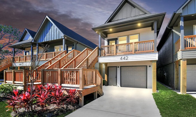 San Leon House | Bay Breeze Bungalow - Game Room & Pet Friendly; 2 Blocks from Pier 6