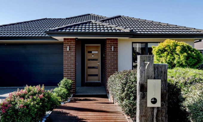 Curlewis House | Bay Breeze Retreat - Pet friendly