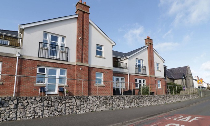 Tyn-y-Gongl Cottage | BAY VIEW, family friendly, country holiday cottage in Benllech