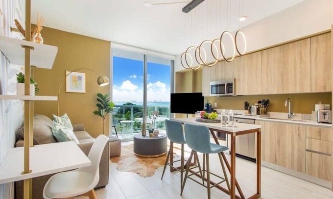 Northeast Miami Condo | Bay Views! Tropical Miami Studio-Miami Design Dist