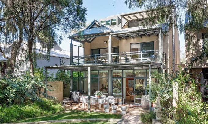 Broadwater House | Baydream Believer Lush Beachfront Resort Escape