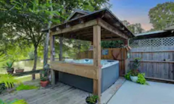 Dickinson House | Bayou Breeze⛳️Putting Green❤️🔥Hot Tub🦆Nature
