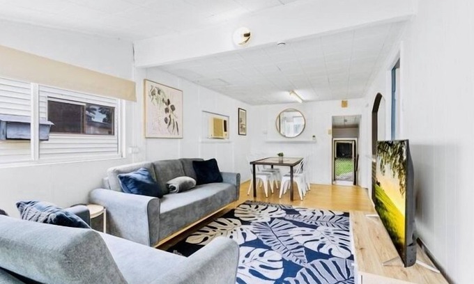Deception Bay House | Bayside Living! Walk to Water, Central, sleeps 7