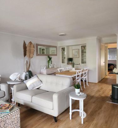 Runaway Bay Apartment | Bayview Bay Apartment and Marina