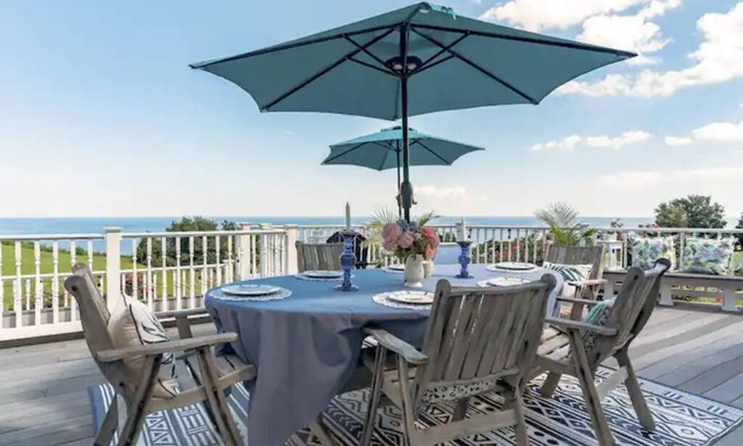 Barstow Cottage | Bayview Cottage 2 BR +Off./Priv Beach/Hot Tub/Deck