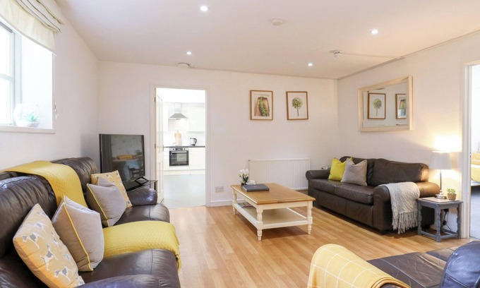 Bedford Cottage | BB HOUSE, family friendly, with a garden in Roxhill Manor Farm