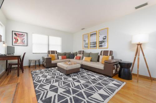 Lakewood House | Be A Nomad - Cozy 3BR w Big Yard & Parking