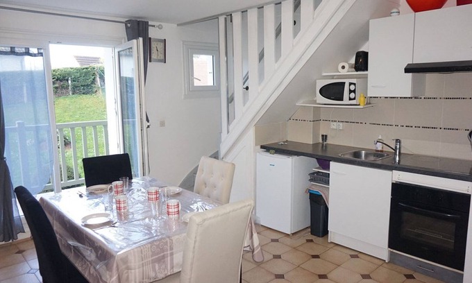Merville-Franceville-Plage Apartment | Beachside Duplex with Direct Access to the Sea, Balcony, and Free Parking