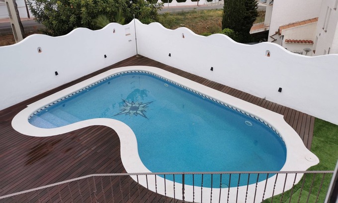 Cunit Ski Chalet | Beach and Mountain. Swimming pool and barbecue for your relaxation